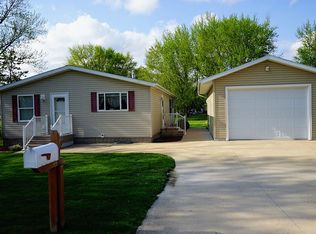 912 4th St SW, Independence, IA 50644