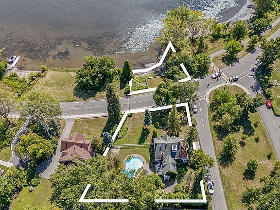 3rd image of 222 Chemin Du Bord Lac Lakeshore