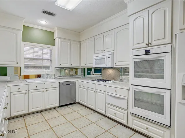 540 Spring Lake Dr, Pearl, MS 39208