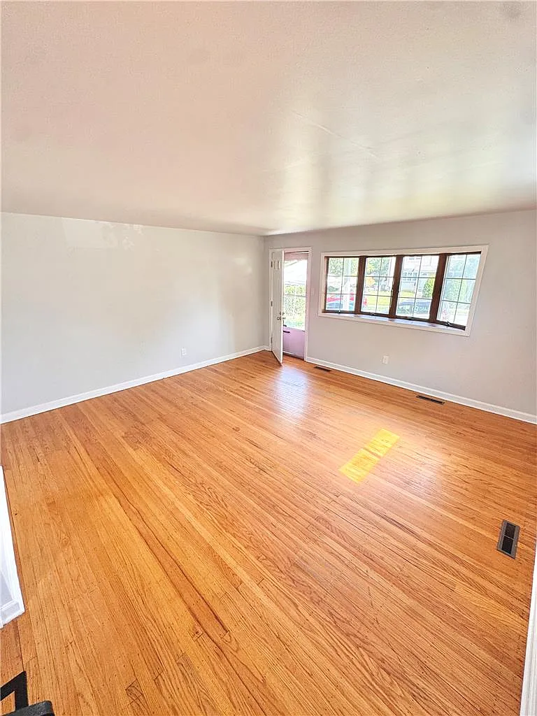 3 bed, 1.5 bath, 1402 sqft, $2,050 — Photo 3