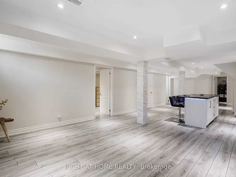 110 Thatcher Cres — Photo 6