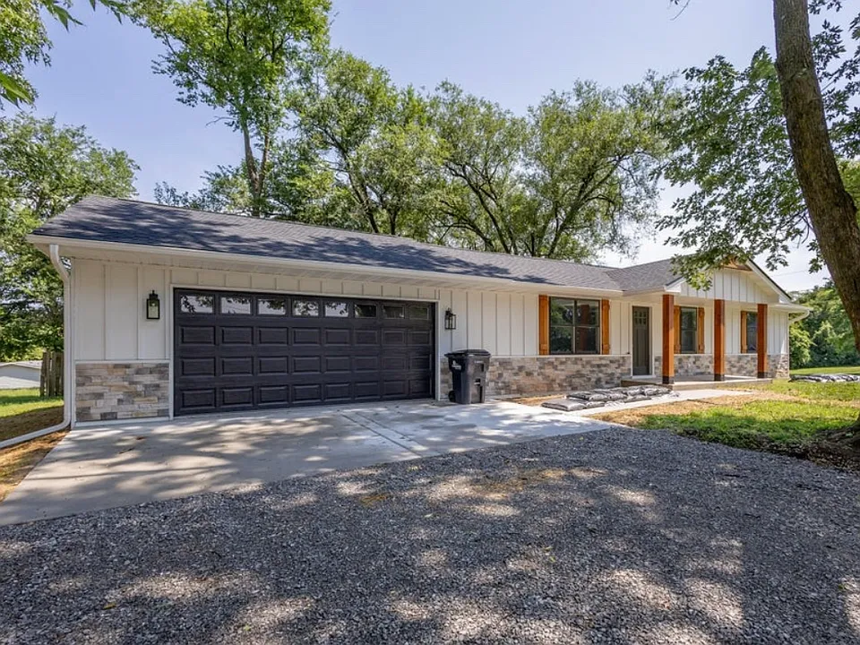 25 E Poplar Hill Dr