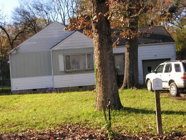 2nd image of 209 N Lovell Ave