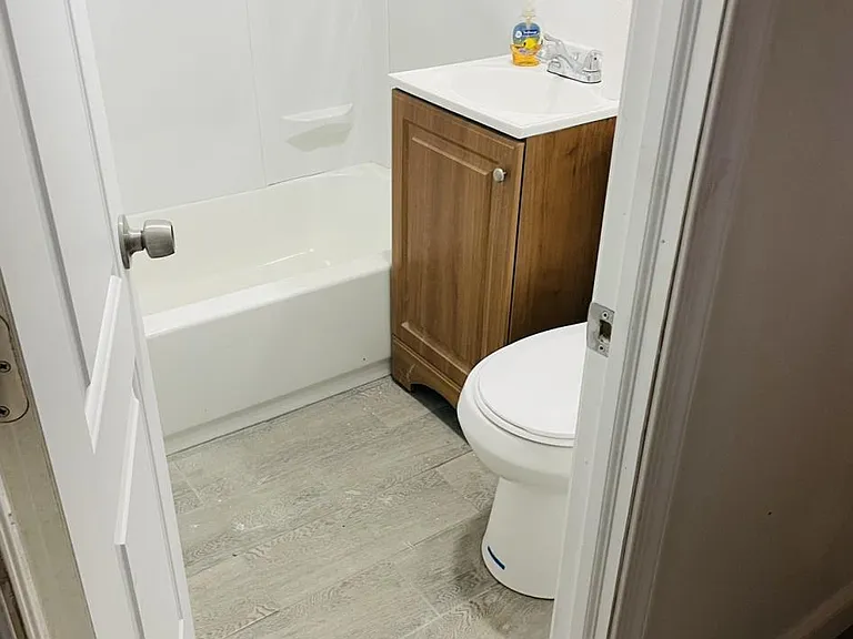 6533 Regent St — Photo 13