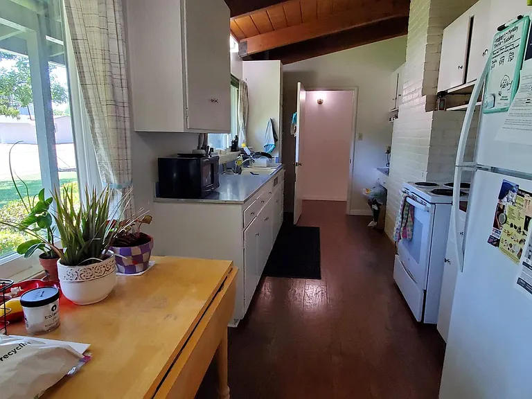 619 Amherst Dr — Photo 2