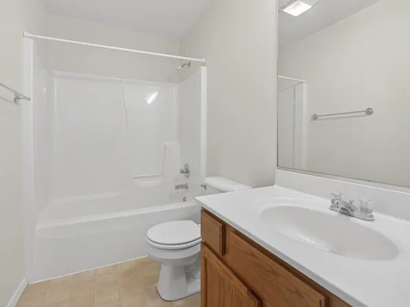 3 Ross Dr APT 6, Bloomington, IL 61701