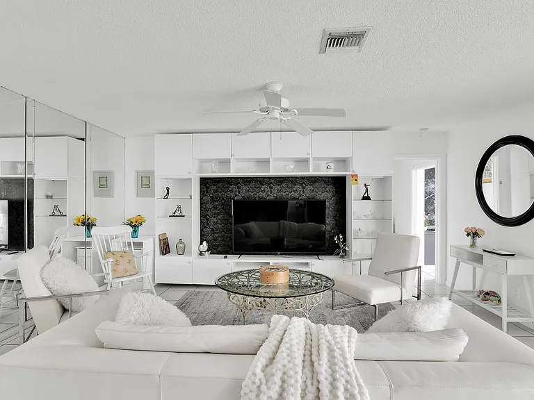 450 French Royale Cir — Photo 2