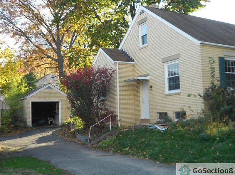 2nd image of 1326 23rd St NE
