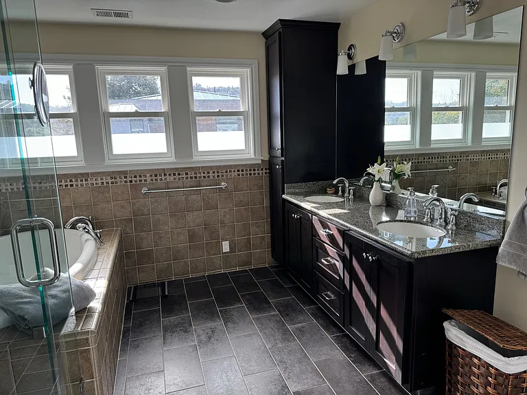 Main Ensuite Bathroom