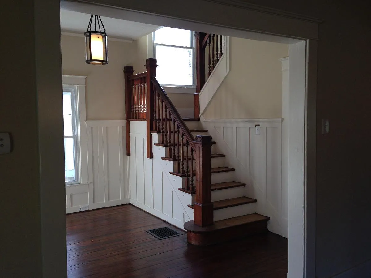 foyer - 234 Chenoweth Ln