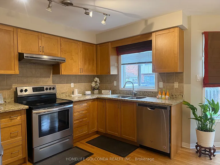 74 Rideau Dr — Photo 5