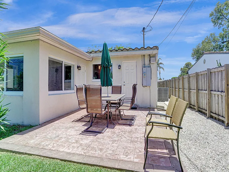 1041 SW 32nd St — Photo 38