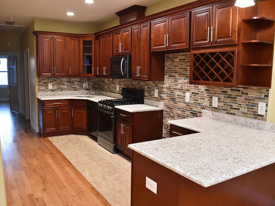 Beautiful brand new hardwood kitchen. Garbage dispenser. Samsung appliances.