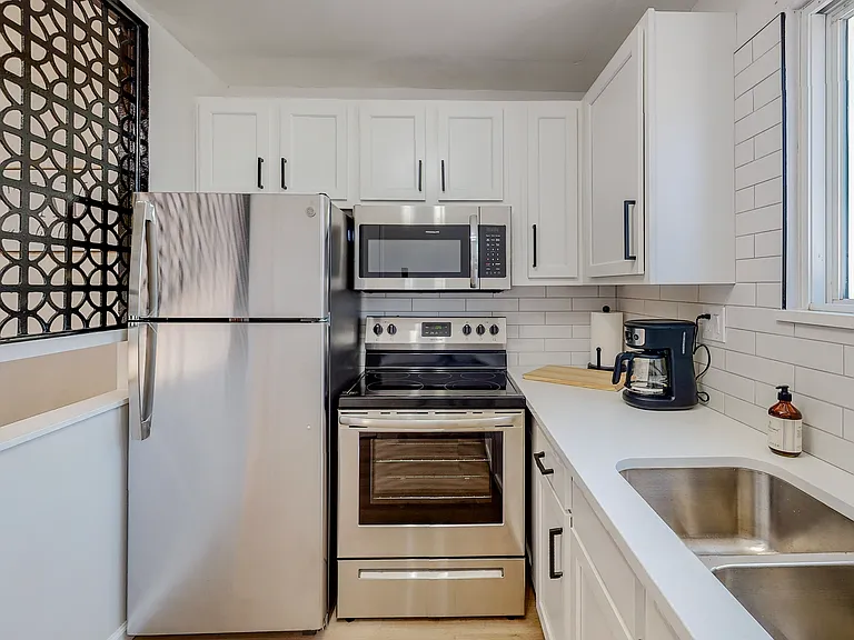 Remodeled / Fully Loaded / Furnished 2 Bed / 2 Bath in Uptown — Photo 8