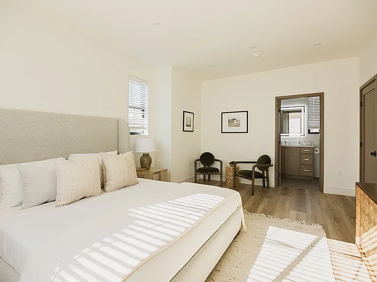 11024 Hortense St — Photo 15
