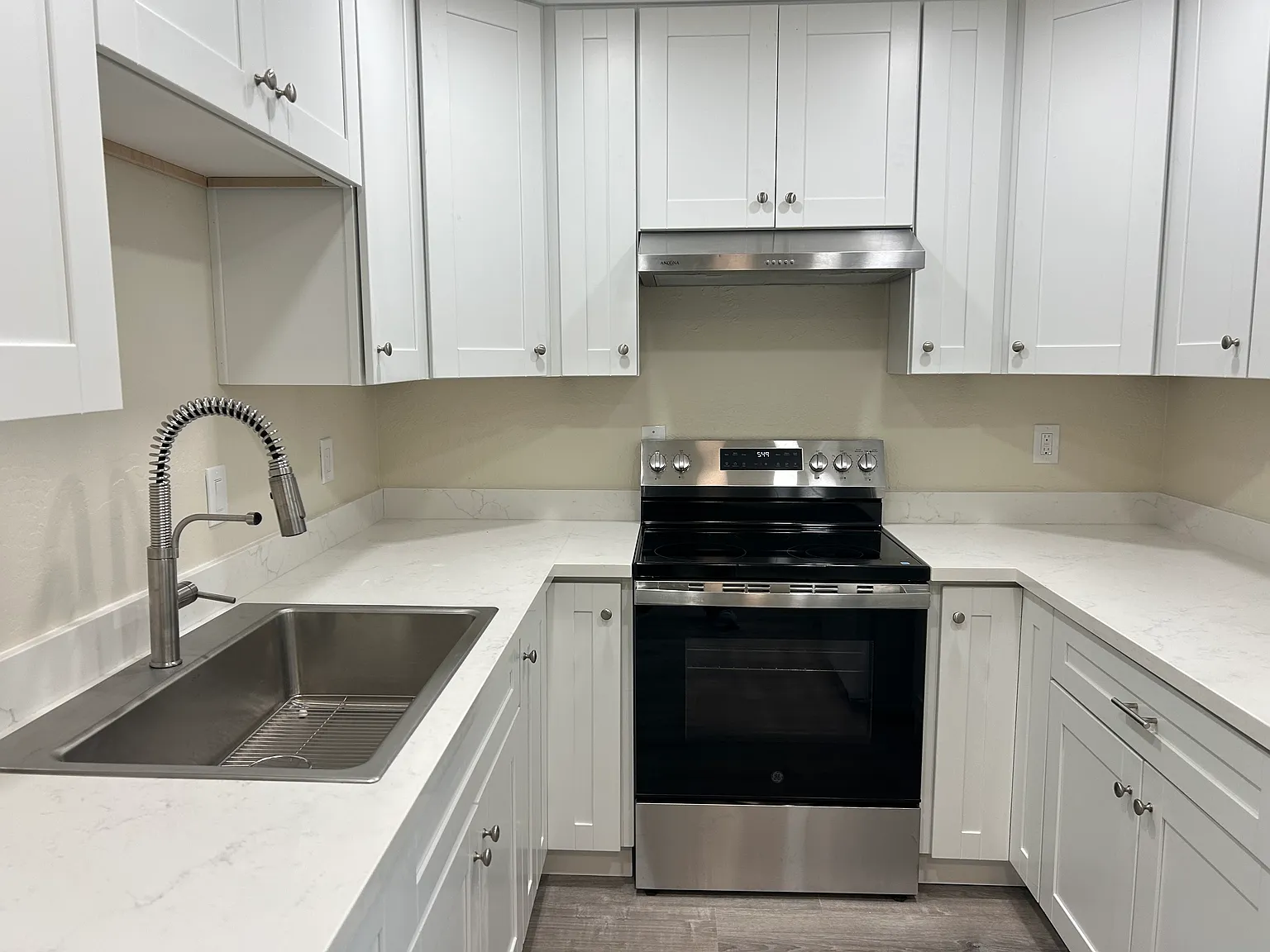 2 bed, 900 sqft, $3,200 — Photo 2
