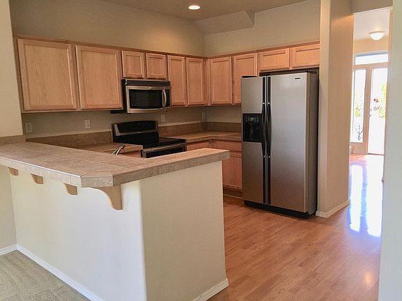 Kitchen /entrance in back gr