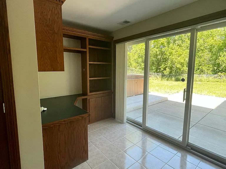 4390 N River Rd — Photo 33