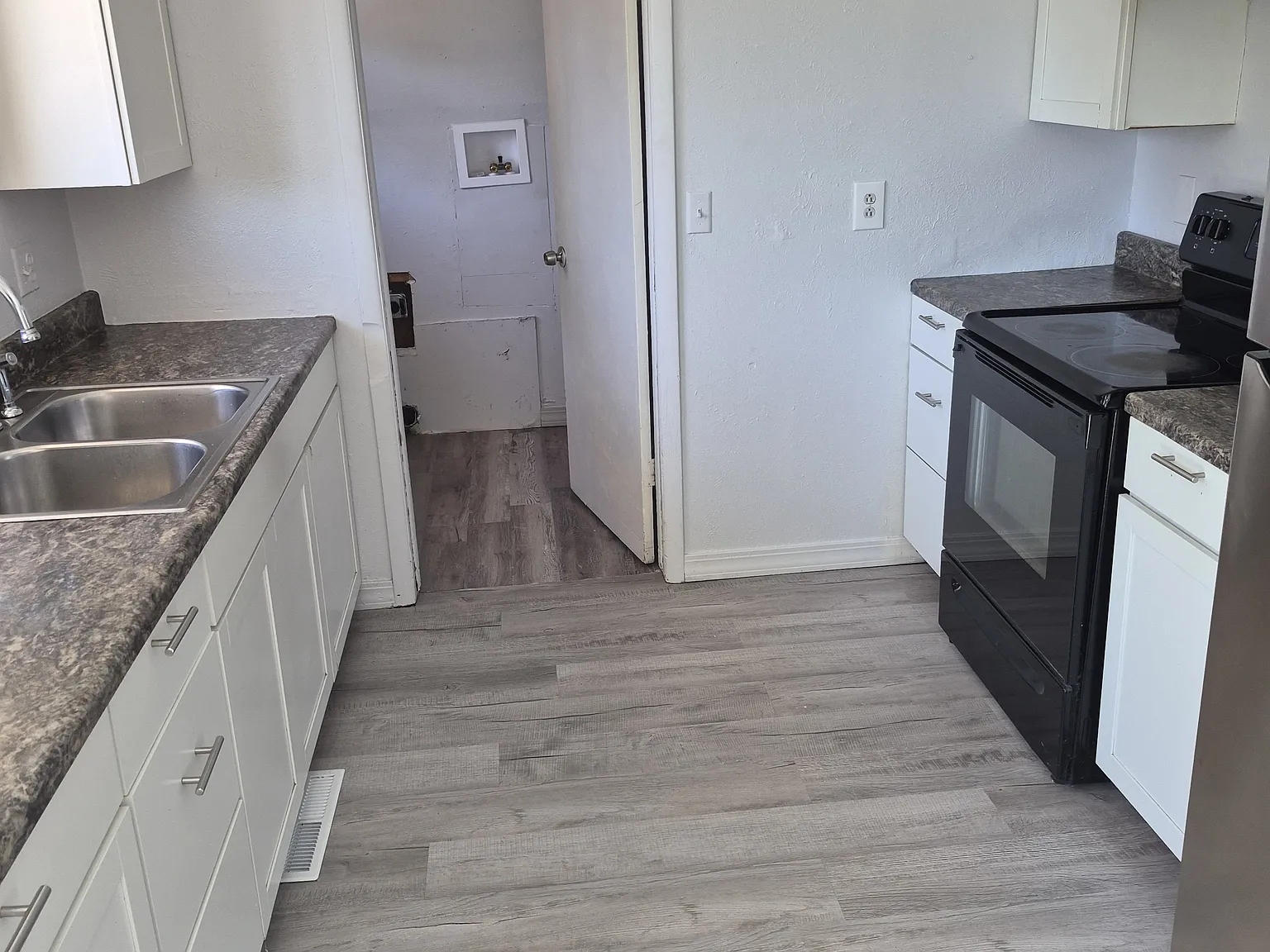 3 bed, 1025 sqft, $2,200 — Photo 2