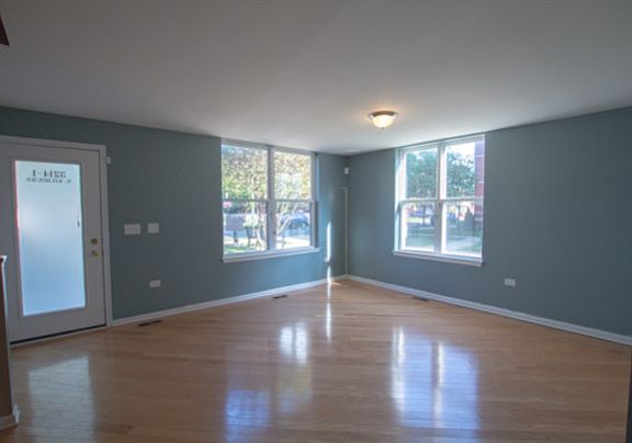 3rd image of 3214 N Kilbourn Ave Unit 1