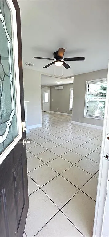 3 bed, 1.0 bath, 1059 sqft, $2,100 — Photo 2