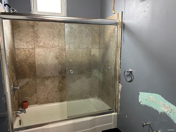 4th image of 2322 Benton St