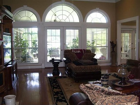 2nd image of 104 Lakepoint Cir
