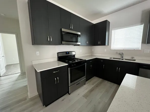 4515 S Silvervale St #104, Visalia, CA 93277