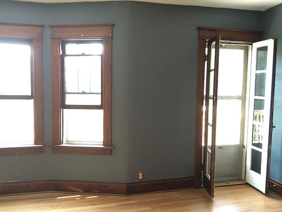 Entrance to balcony from living room