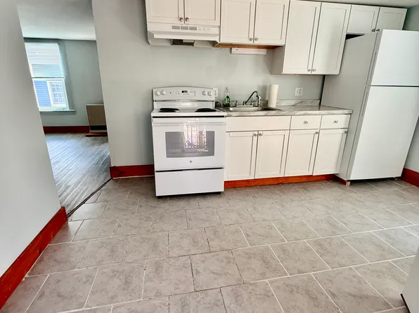 75 Water St #3, Hallowell, ME 04347