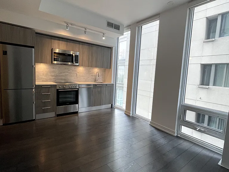 28 Wellesley St E #1701 — Photo 4