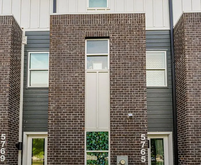 5765 Sofias Cir — Photo 1