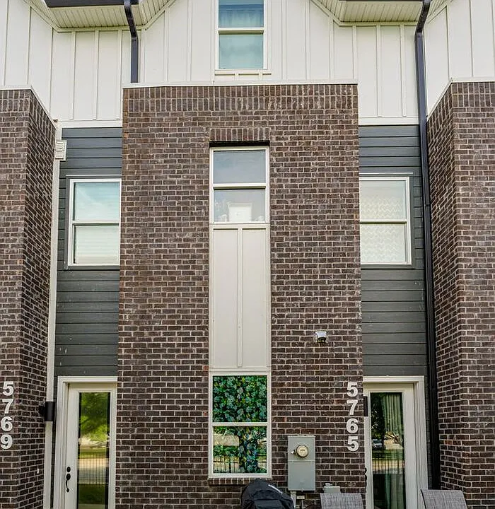 5765 Sofias Cir