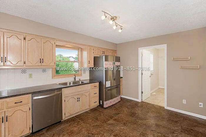 916 NW 62nd Ter — Photo 6