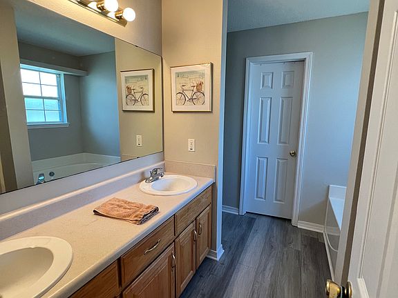 5th image of 884 Sterling Way