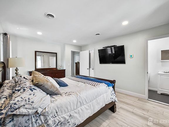 4th image of 27 Coppola Ct