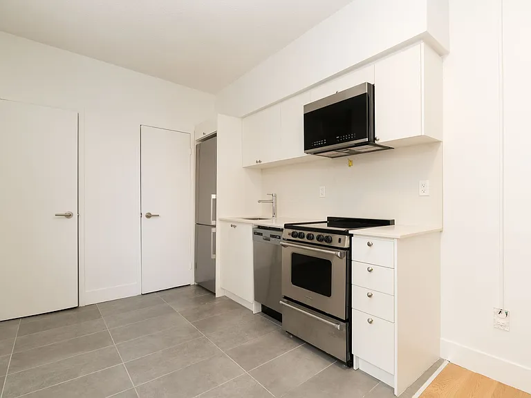 28 Maynard Ave — Photo 5