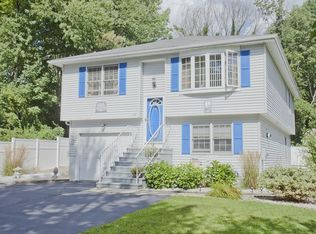 22 Overlook Dr, Ludlow, MA 01056