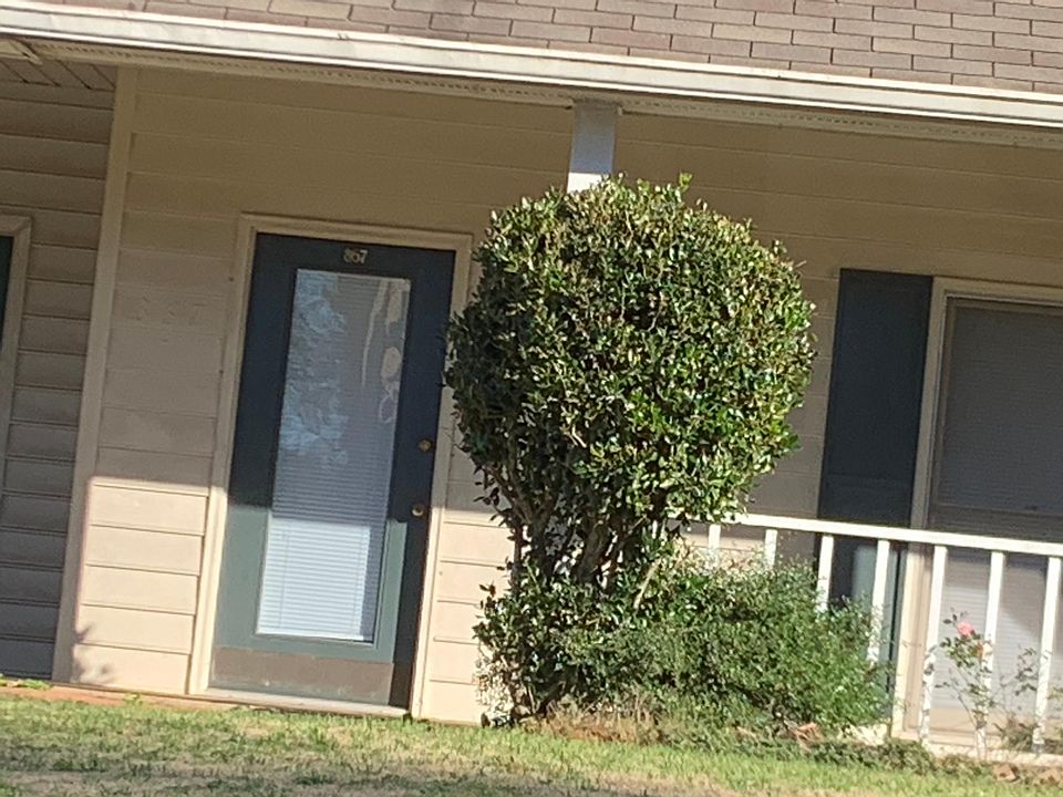 1st image of 867 Park Pl NE
