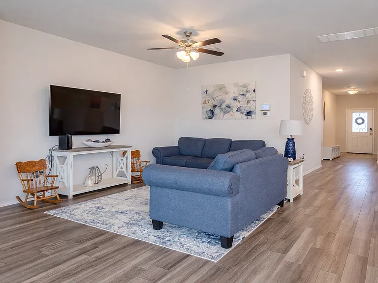 2403 Corradino St — Photo 10