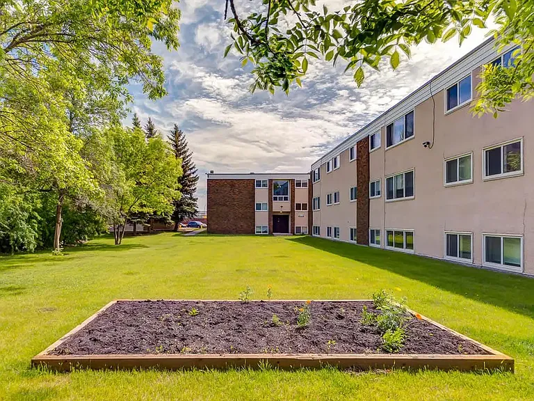 7315 Yellowhead Trl NW — Photo 17