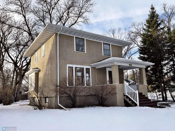 1042 4th St N, Fargo, ND 58102