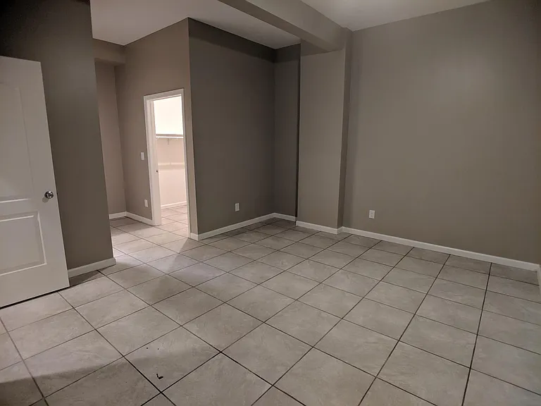 2435 S Dixie Dr — Photo 17