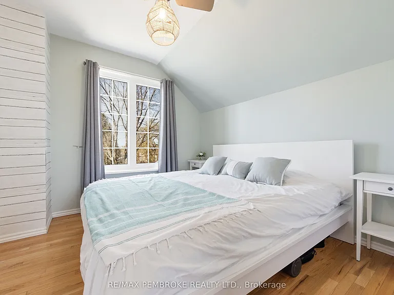 566 Perth St — Photo 39