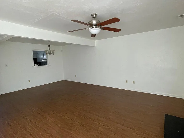 1521 Jameson Dr — Photo 2