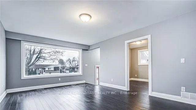 133 Labrador Dr #MAIN FLOOR — Photo 5