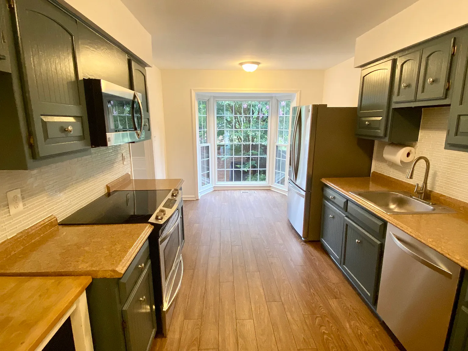 3 bed, 3.5 bath, 2600 sqft, $4,200 — Photo 4