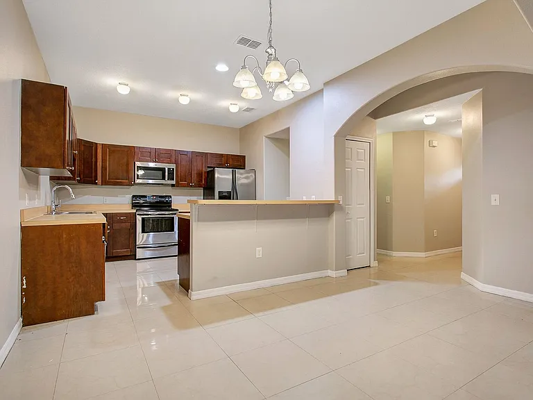 225 E Pine Ave — Photo 5