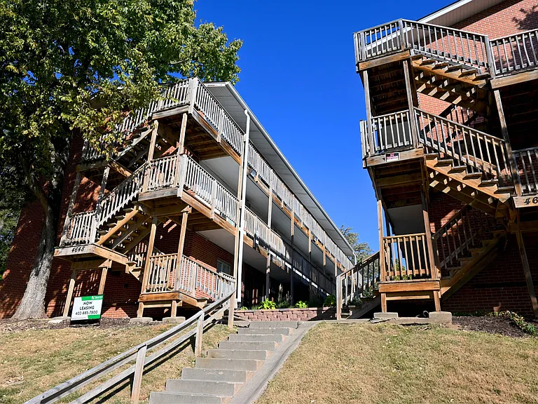 Front exterior of Cuming St. Apartments.
