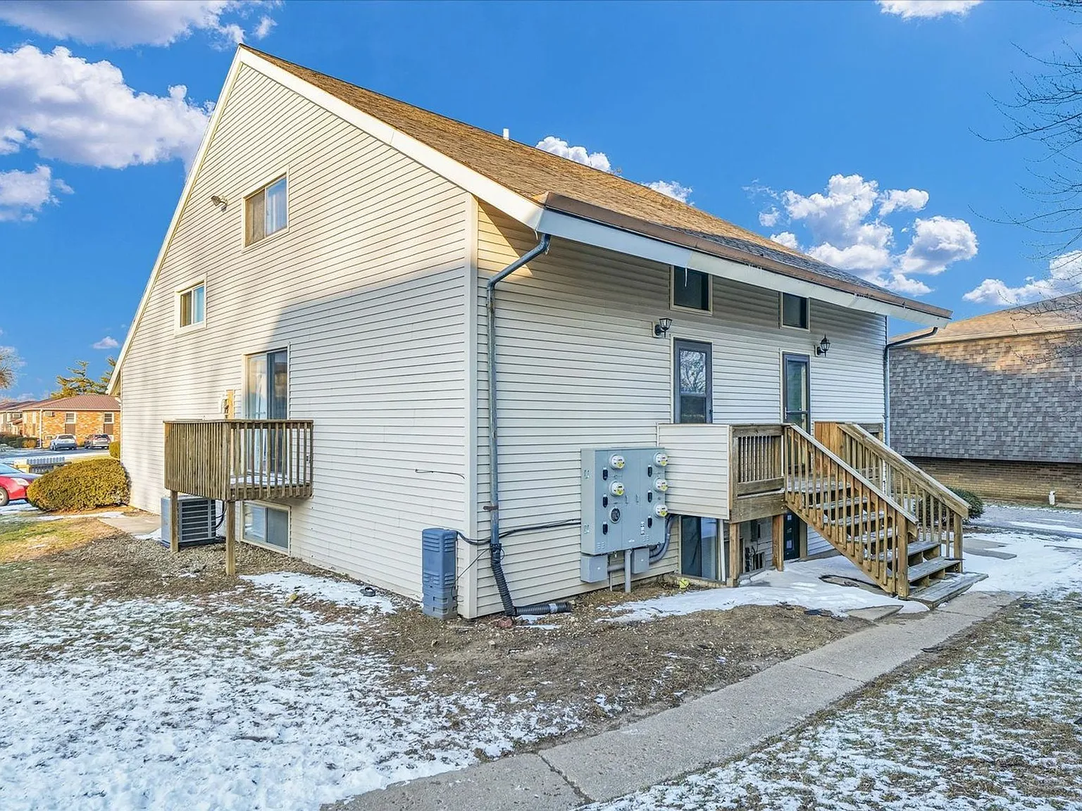 717 Fairmont Dr — Photo 2